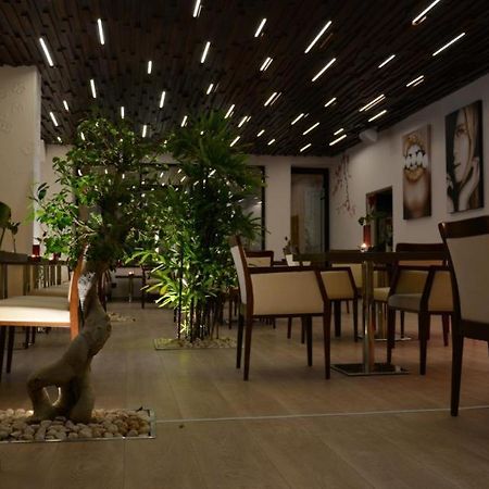 Zenti Plaza Hotel Дробета-Турну Северин Екстериор снимка