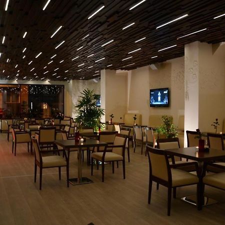 Zenti Plaza Hotel Дробета-Турну Северин Екстериор снимка