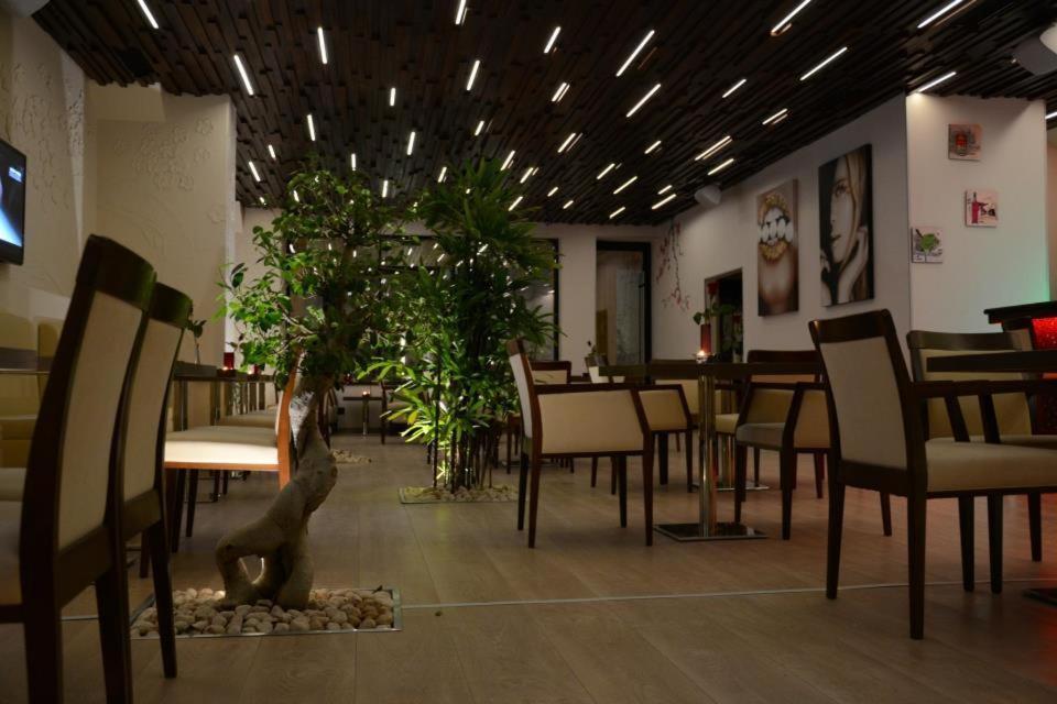 Zenti Plaza Hotel Дробета-Турну Северин Екстериор снимка