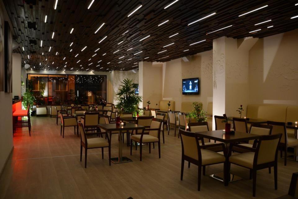 Zenti Plaza Hotel Дробета-Турну Северин Екстериор снимка