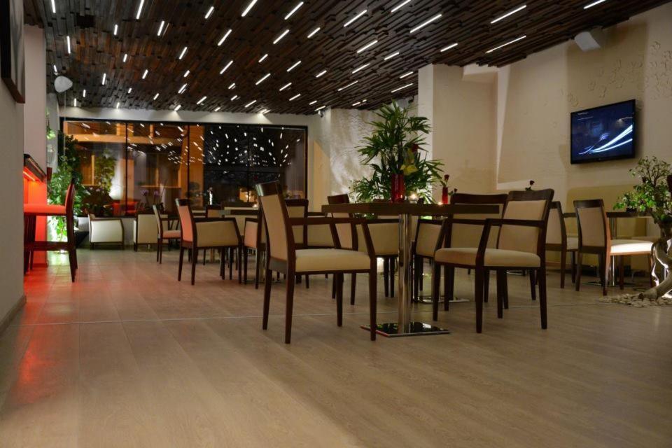 Zenti Plaza Hotel Дробета-Турну Северин Екстериор снимка