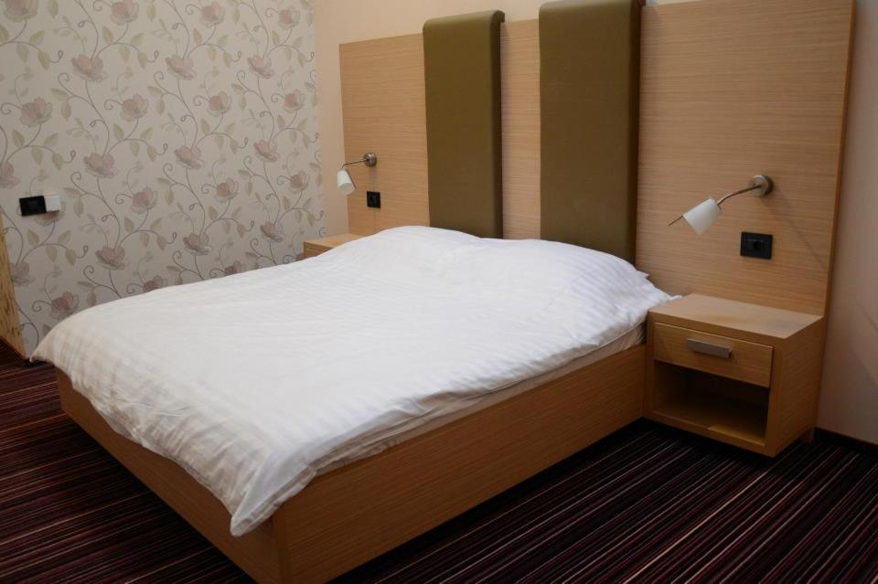 Zenti Plaza Hotel Дробета-Турну Северин Екстериор снимка